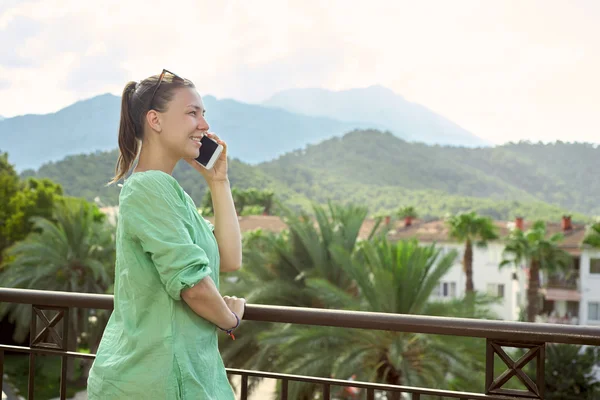 Belle femme parlant au téléphone dans le parc — Photo