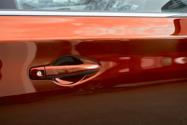 Maçaneta da porta do carro vermelho — Fotografia de Stock