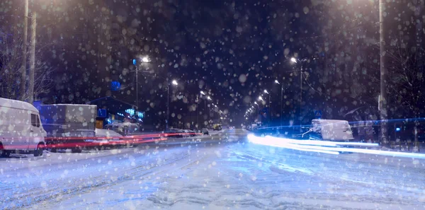 Rijbaan winter. veegt de sneeuw — Stockfoto