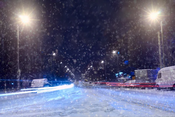 Inverno na estrada. varre a neve — Fotografia de Stock