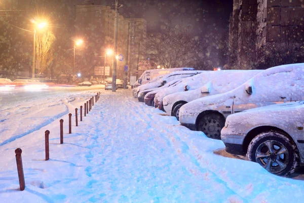 Kışın park yerinde arabalar