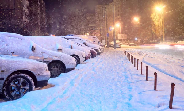 Auto's op de parkeerplaats in de winter — Stockfoto