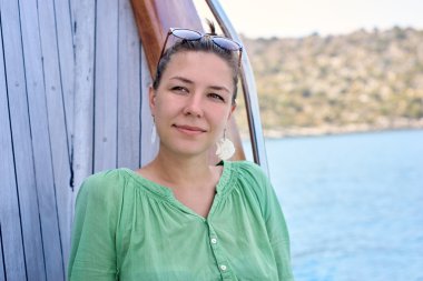 Sahilde güzel bir kız