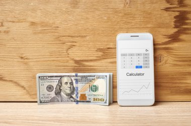 dolar ve ahşap bir masa telefonu