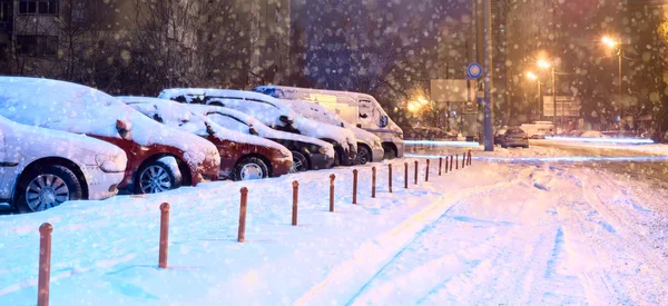 Carros no estacionamento no inverno — Fotografia de Stock