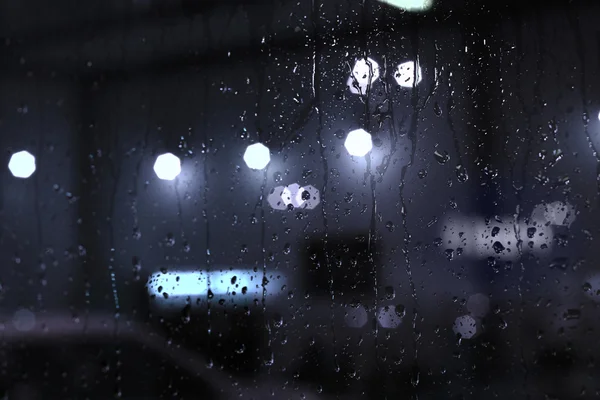Regen druppels op raam met straat bokeh lichten — Stockfoto
