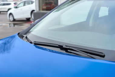 kırmızı araba silecekler