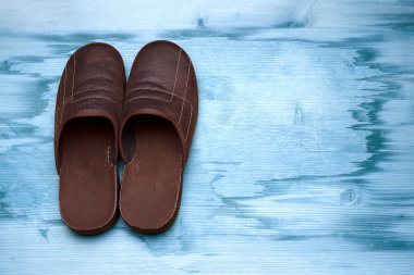 Erkek kahverengi bir ahşap zemin üzerinde çizme