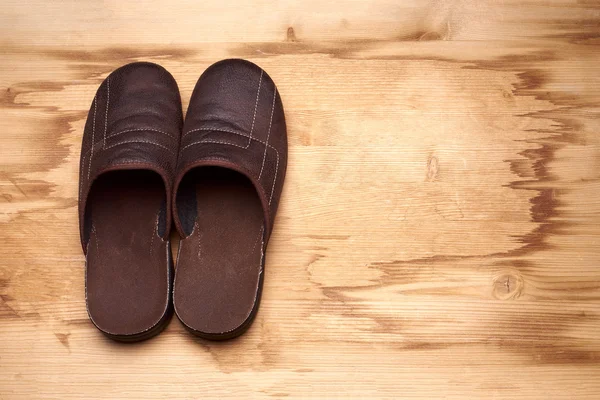 Botas marrones para hombre en un suelo de madera —  Fotos de Stock