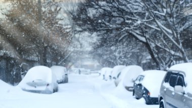 kar sürüklenir içinde sıkışmış araba