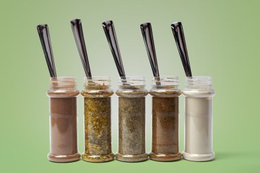 kavanoz içinde baharatlar kümesi