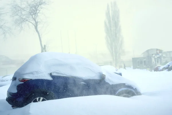 Auto in een sneeuwjacht sneeuw — Stockfoto