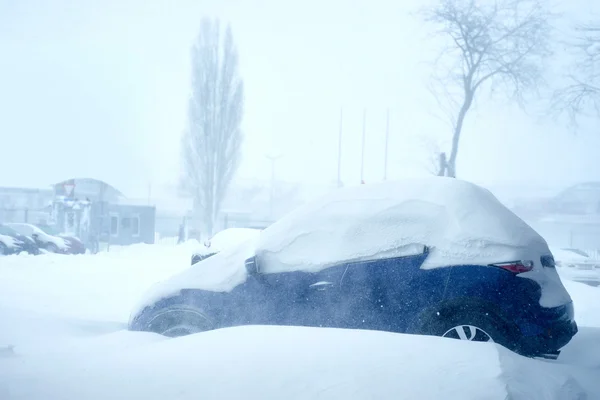 Auto in een sneeuwjacht sneeuw — Stockfoto