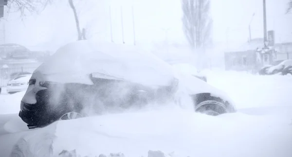 Auto in een sneeuwjacht sneeuw — Stockfoto