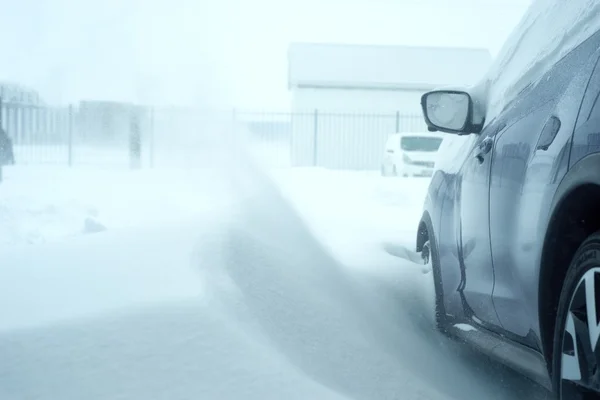 Auto in een sneeuwjacht sneeuw — Stockfoto