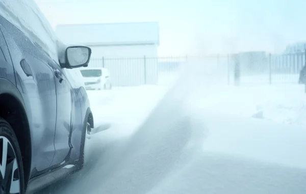 Auto in een sneeuwjacht sneeuw — Stockfoto