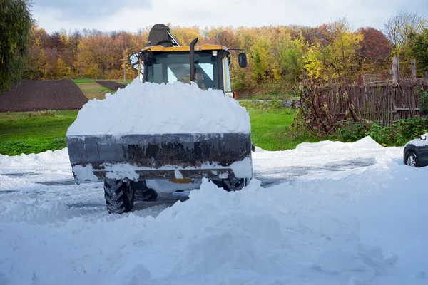 Trator limpeza de neve no campo — Fotografia de Stock