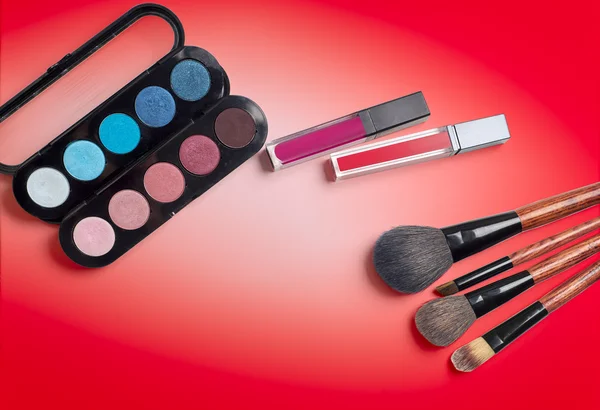 Cepillo de maquillaje y cosméticos, sobre un fondo de color — Foto de Stock