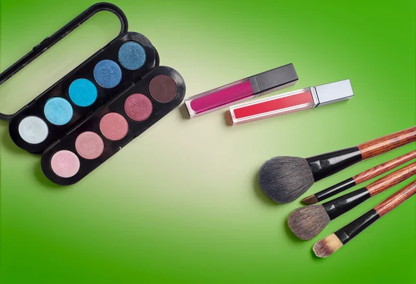Pinceau de maquillage et cosmétiques, sur fond de couleur — Photo