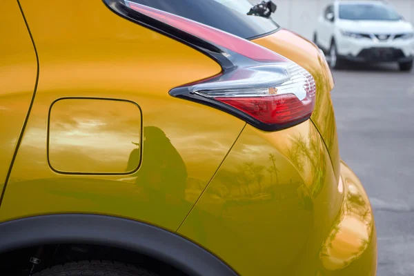 Tanque ao ar livre carro amarelo — Fotografia de Stock