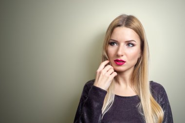 moda model parlak makyajlı. uzun sarı saçlı genç moda kadın portresi