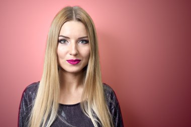 moda model parlak makyajlı. uzun sarı saçlı genç moda kadın portresi