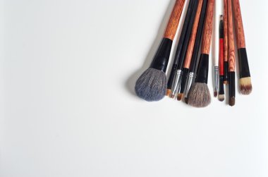 Makyaj fırçası ve kozmetik, renkli arka plan üzerinde