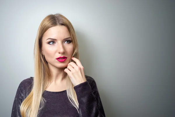 Fashion model with bright make-up. Portrait of young fashion woman with long blond hair — Stock Photo, Image