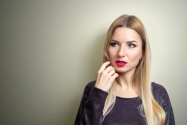 Modelka s světlý make-up. portrét móda pro mladé ženy s dlouhé blond vlasy — Stock fotografie