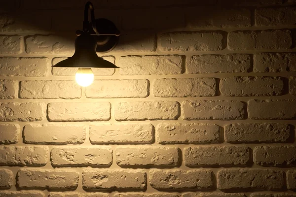 Linterna en una pared de ladrillo —  Fotos de Stock