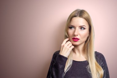 moda model parlak makyajlı. uzun sarı saçlı genç moda kadın portresi