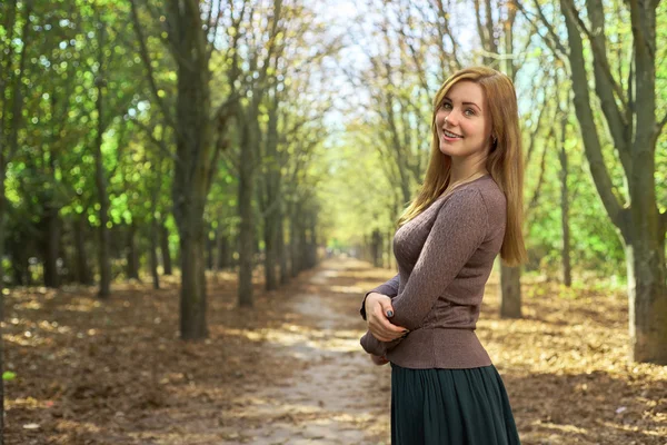 Jeune femme souriant dans le parc — Photo