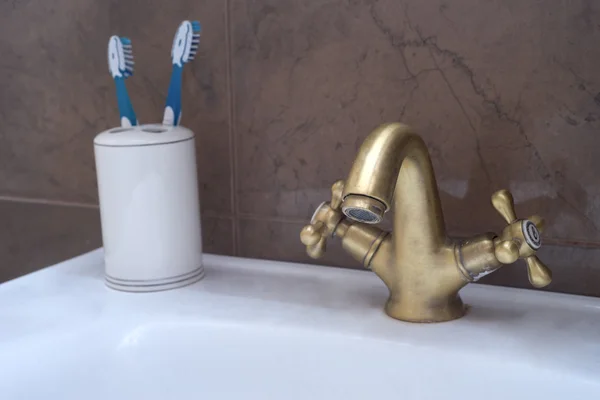 Moderner Wasserhahn im Badezimmer. fließendes Wasser. — Stockfoto