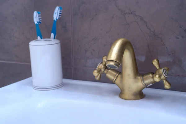 浴室の現代の水をタップします。流れる水. — ストック写真