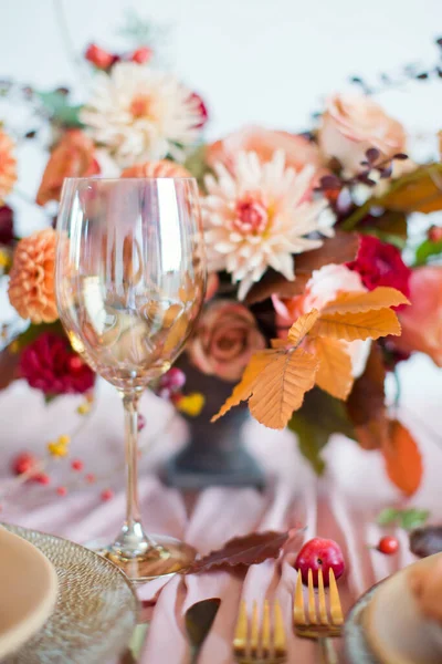 Krásné Prostírání Stolu Podzimními Květy Oranžovými Růžovými Ubrousky Hořícími Svíčkami — Stock fotografie