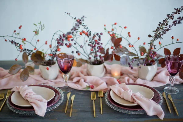 Hermosa Mesa Con Servilletas Rosadas Corredor Rosa Tenedores Cuchillos Dorados — Foto de Stock