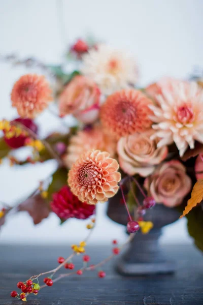 Hermosa Composición Floral Con Flores Bayas Naranjas Rojas Otoño Ramo — Foto de Stock