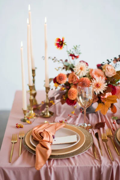 Schöne Tischdekoration Mit Herbstblumen Orangen Und Rosa Servietten Und Brennenden — Stockfoto
