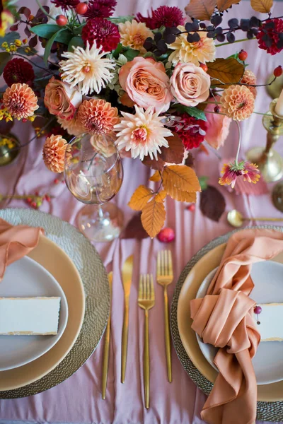 Hermosa Mesa Con Flores Otoño Servilletas Color Naranja Rosa Velas — Foto de Stock