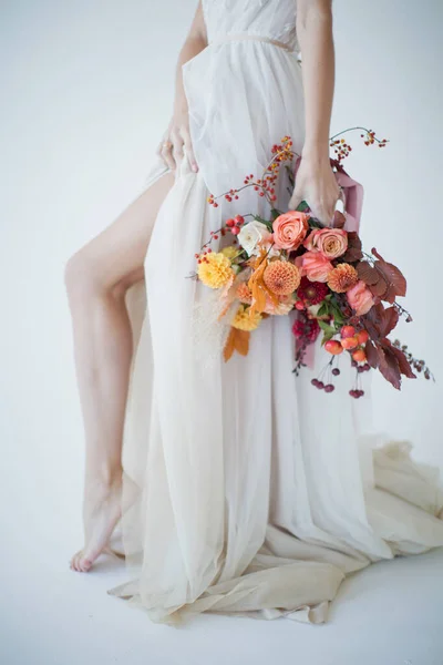 Panna Młoda Spaceruje Pięknej Sukni Ślubnej Jesiennym Kolorowym Bukietem Kobieta — Zdjęcie stockowe