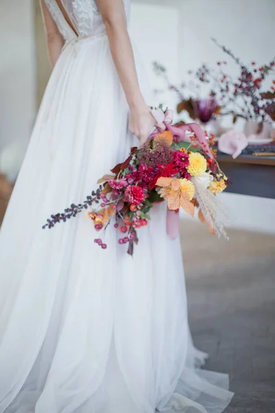 Sposa Con Colorato Bouquet Autunnale Vicino Tavolo Legno Con Decorazioni — Foto Stock