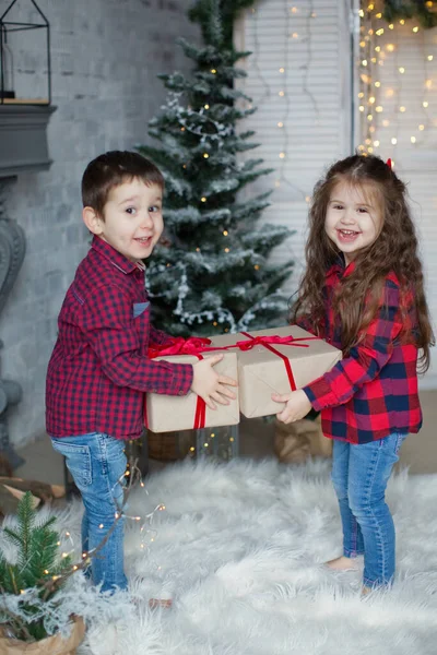 Kleinkind Junge Und Mädchen Roten Hemden Halten Geschenkboxen Der Nähe — Stockfoto