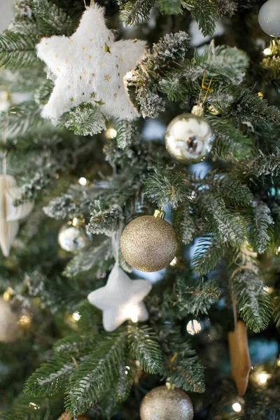 Rustieke Kerstboom Met Handgemaakte Decoraties Gezellig Licht Interieur Met Kerstversiering — Stockfoto