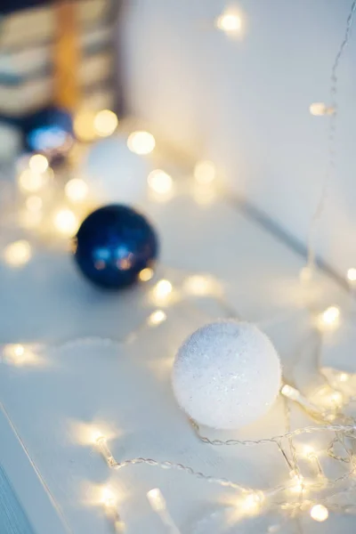 白色和蓝色的圣诞球 背景是白色的圣诞灯 — 图库照片