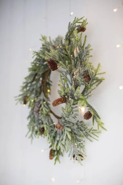 Corona Natural Navidad Con Luces Una Pared Blanca —  Fotos de Stock