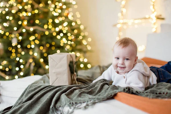 Menino Bonito Está Deitado Cama Perto Árvore Natal Com Decorações — Fotografia de Stock