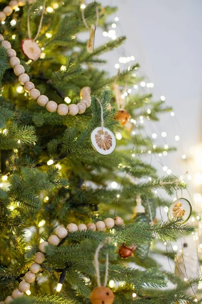 Rustieke Kerstboom Met Handgemaakte Decoraties Gezellig Licht Interieur Met Kerstversiering — Stockfoto