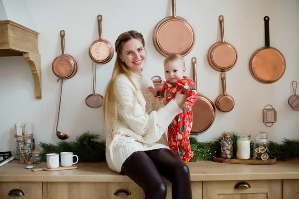 Jovem Mãe Pequeno Menino Pijama Vermelho Sentado Mesa Cozinha Natal — Fotografia de Stock