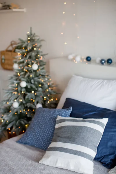Lichte Kerstslaapkamer Met Kerstboom Kerstverlichting Kussens Andere Feestelijke Decoraties — Stockfoto
