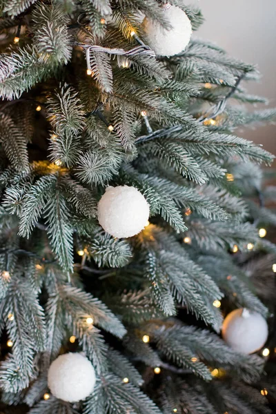 Kerstboom Met Witte Kerstballen Decoraties Kerstverlichting — Stockfoto